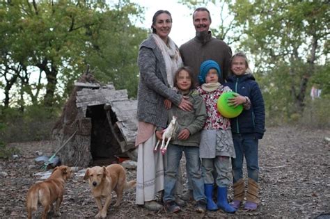 Famiglia che ritira un articolo per l'infanzia a noleggio in vacanza