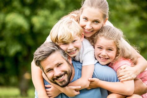 Famiglia con genitori e due bambini
