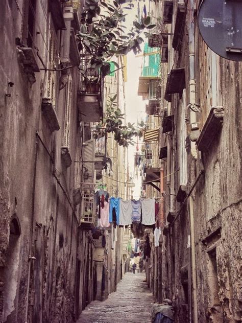 rappresentazione stilizzata di un vicolo napoletano con fili per il bucato tesi tra le facciate