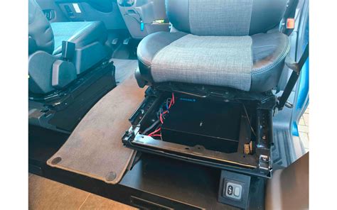 Dettagli dell'assemblaggio del roll-bar e del sedile di un veicolo Peg Perego