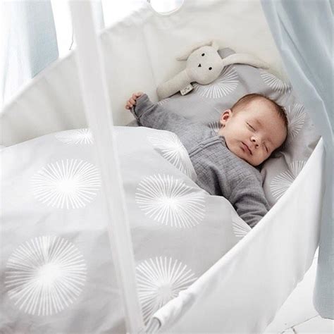 culla per neonati con design a cuore
