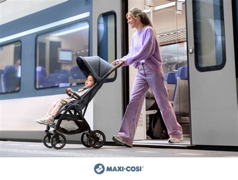 Passeggino Maxi-Cosi Street piegato con una mano