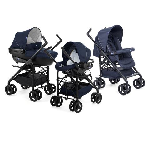 Passeggino Chicco Trio Sprint su un marciapiede