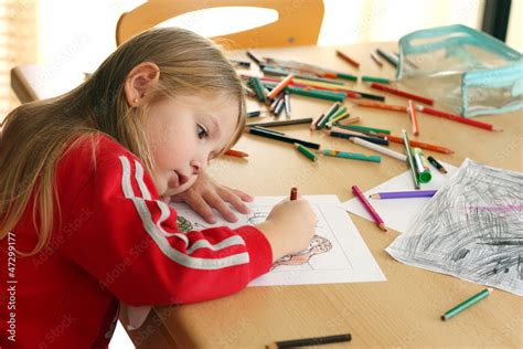 Bambina che colora figure geometriche