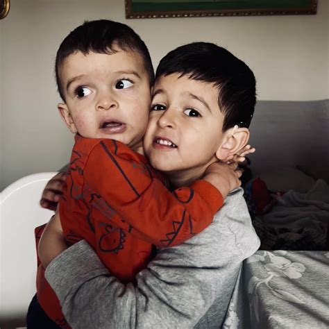 foto che ritrae un genitore che allatta il proprio figlio, evidenziando il legame affettivo