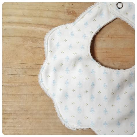 Esempio di bavaglino finito con decorazione a forma di stella cucita a mano