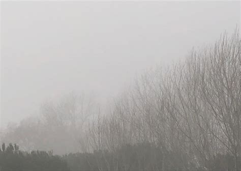 Una nuvola di nebbia che si dissipa gradualmente