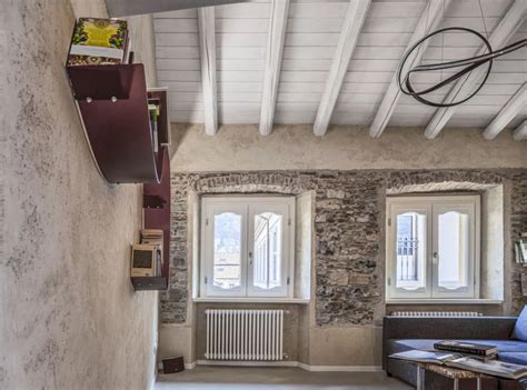 L'interno elegante e accogliente di Penelope Concept Store con travi a vista e parquet
