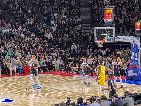 David Moss sul campo durante una partita di basket
