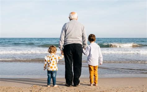 nonni che tengono in braccio il proprio nipotino