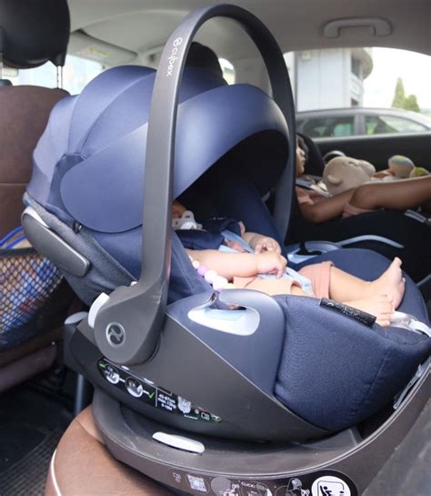 Seggiolino auto Cybex Cloud Z i-Size in posizione quasi distesa