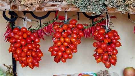 dettaglio di una cesta di prodotti tipici campani al mercato