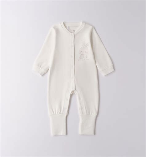 Dettaglio di una tutina per neonati con elementi di design sofisticati