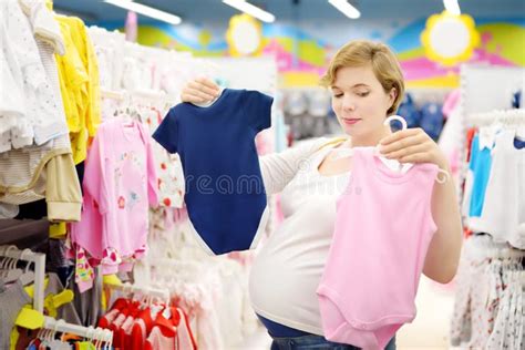 Donna incinta che sceglie vestiti premaman