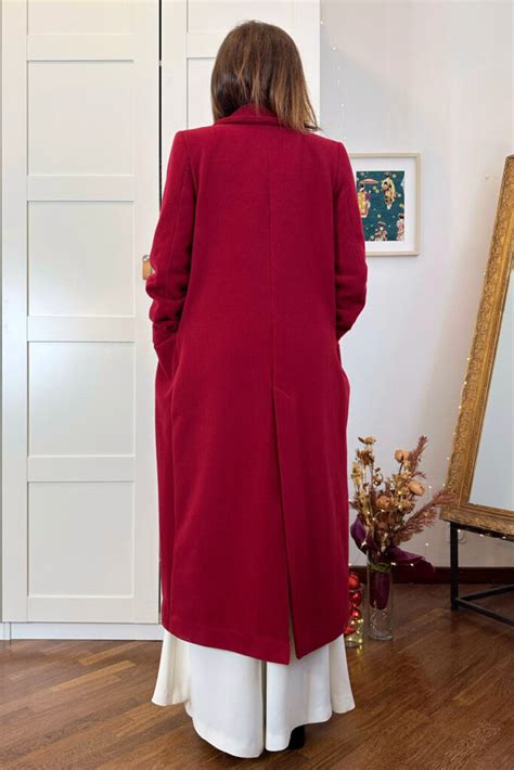 Donna incinta che indossa un elegante cappotto premaman