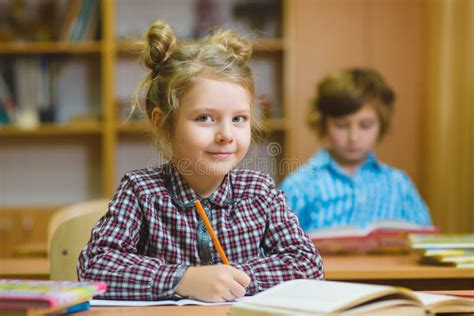 bambini che imparano filastrocche in cerchio in un'aula scolastica