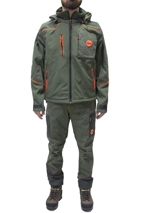 Dettaglio tecnico di una tutina da caccia in kevlar con inserti riflettenti