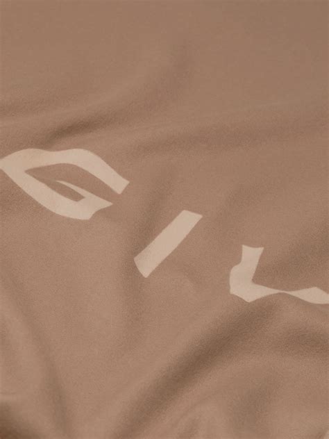 Ambiente raffinato con coperta Givenchy in primo piano