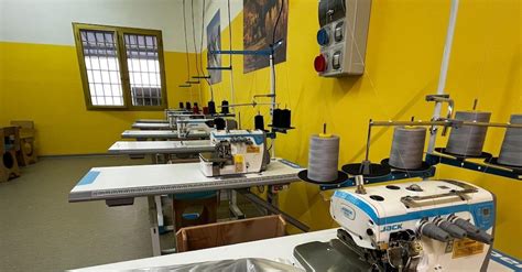 Un laboratorio artigianale tessile che lavora ricami delicati per l'infanzia