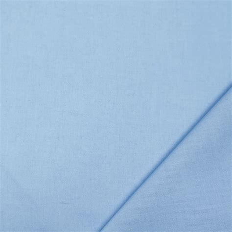Dettaglio tecnico di tessuto impermeabile azzurro per abbigliamento da neve