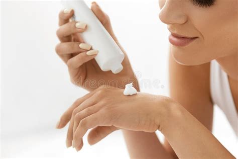 illustrazione di donna che applica crema corpo con texture morbida