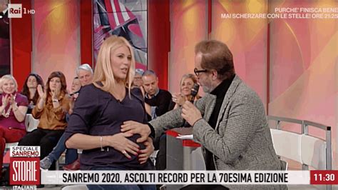 Mano di madre che accarezza il pancione