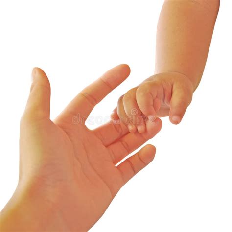 Mano di bambino che stringe il dito di una madre