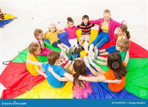Bambini che giocano insieme in classe felici