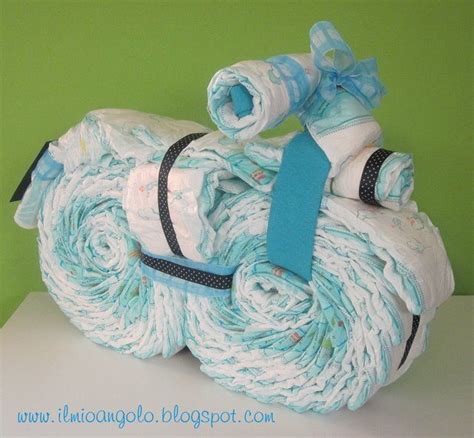 fasi di assemblaggio di una moto di pannolini creativa