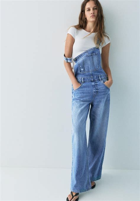 Donna con salopette in denim e accessori moderni