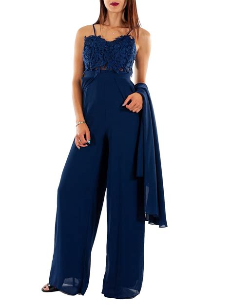 Invitata a un matrimonio con una tuta elegante blu notte a palazzo