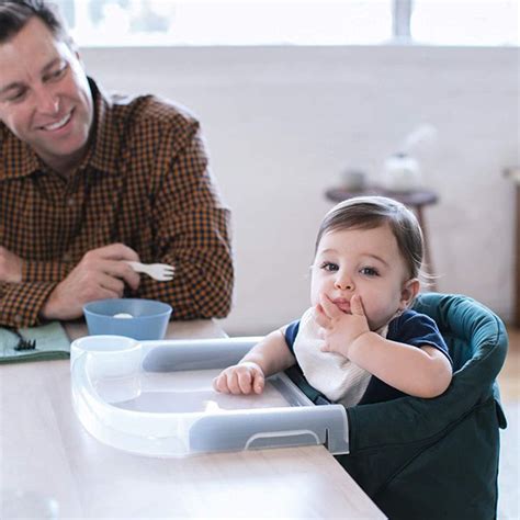 Bambino seduto a tavola con seggiolino Inglesina Fast