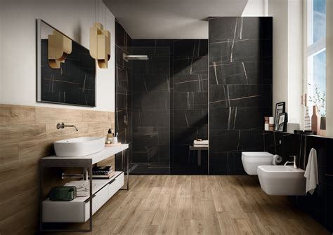 Dettaglio di un bagno moderno con finiture nere opache e piastrelle effetto brick.
