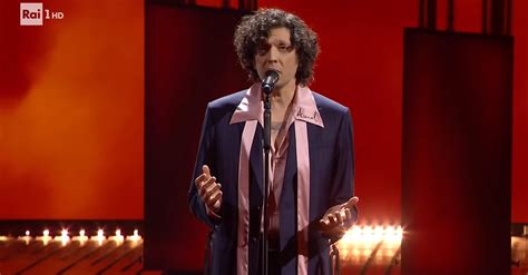 Ermal Meta sul palco di Sanremo, evocazione di luci e ombre