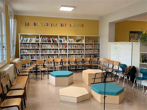 biblioteca scolastica con libri inclusivi