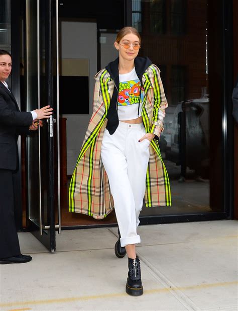 Gigi Hadid in camicia a quadri oversize a New York