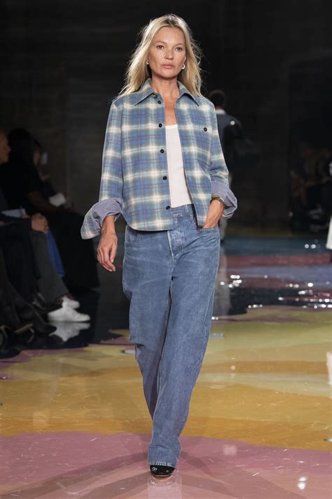 Sfilata di moda con camicie in flanella di design