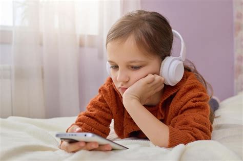 foto di una mamma felice che usa cuffie per il pancione