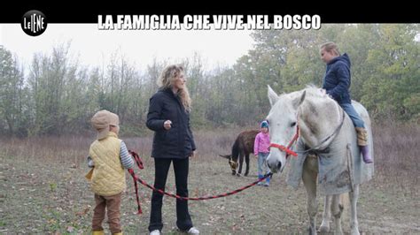 Visione d'insieme di una famiglia che passeggia in un parco cittadino con un Bugaboo