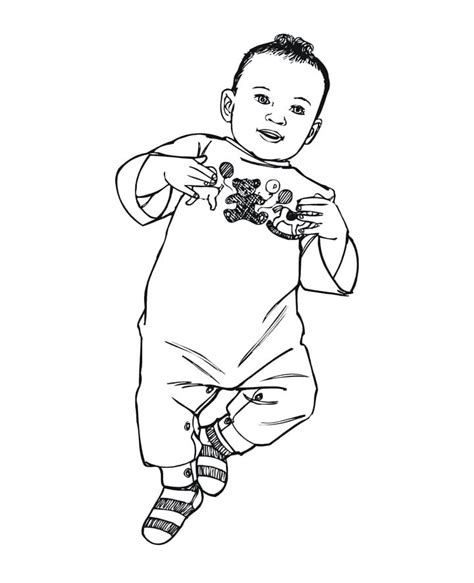 Un bambino piccolo che indossa una tutina con disegni di auto da corsa stilizzate su uno sfondo morbido