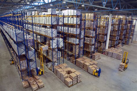 Un magazzino organizzato con capi di abbigliamento pronti per la spedizione, simbolo di efficienza e logistica avanzata