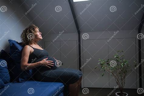 Donna incinta matura