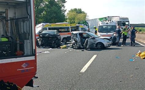 Incidente stradale tra auto e camion