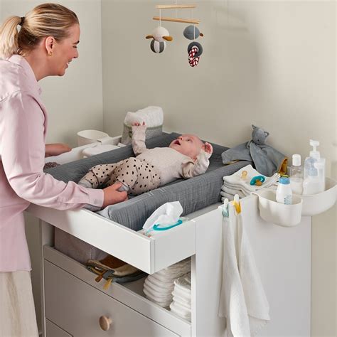 Bambino su fasciatoio con cassetti