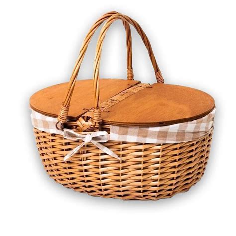 Immagine di un cesto da picnic con abiti da neonato piegati ordinatamente