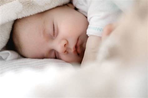 un bambino che dorme serenamente cullato dalla madre