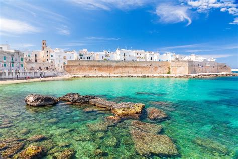 Veduta panoramica della costa di Monopoli con il mare Adriatico