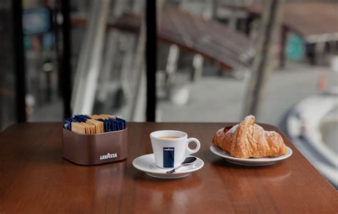 Dettaglio della colazione italiana servita in terrazza