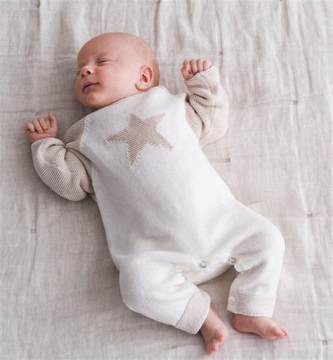 Bambino con tutina leggera e cardigan