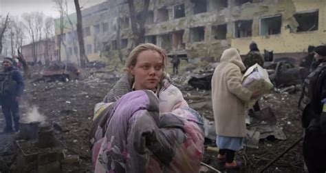 Marianna Podgurskaya mentre esce dall'ospedale di Mariupol dopo il bombardamento